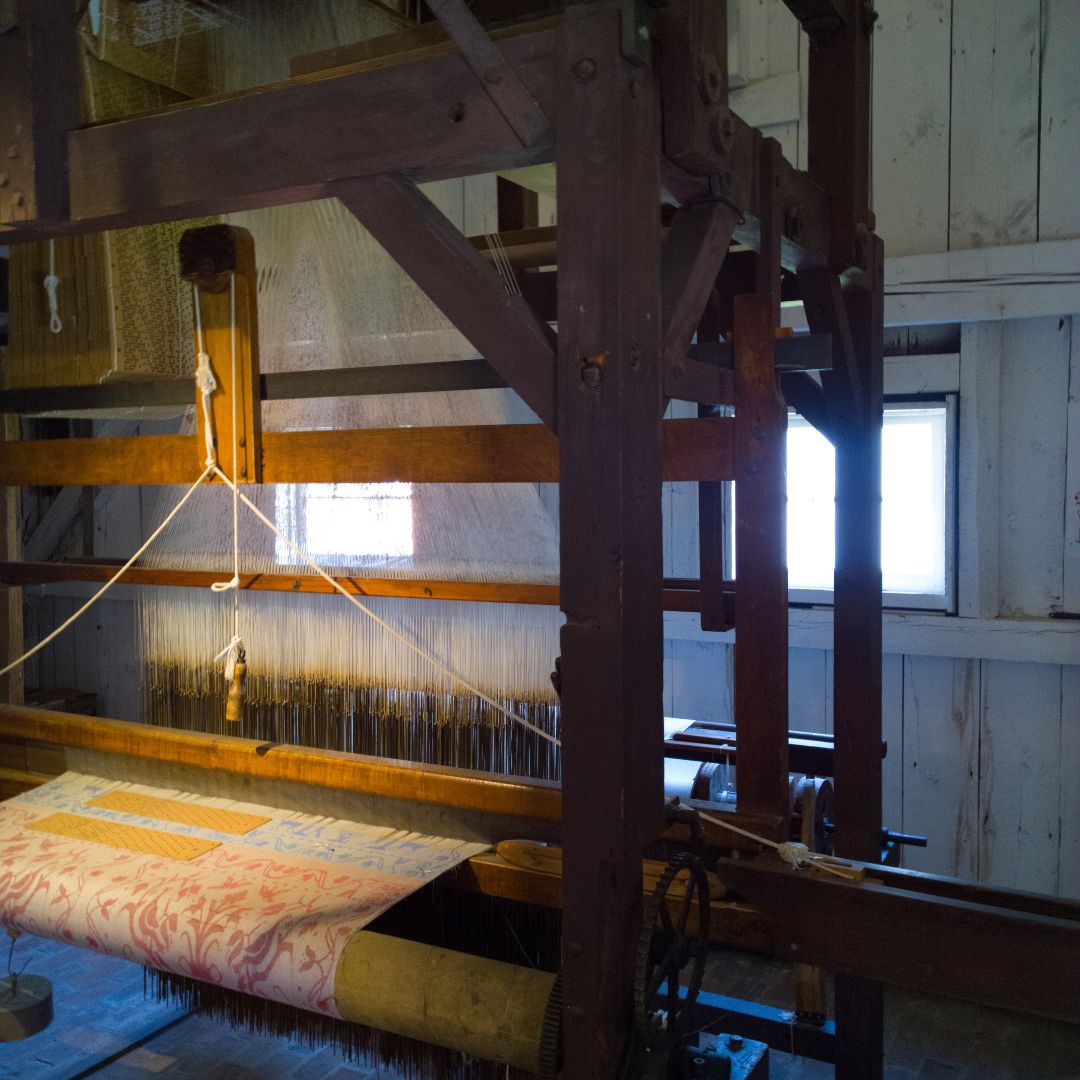 How to Tell the Difference between Handwoven and Mill-Made Cotton Fabric