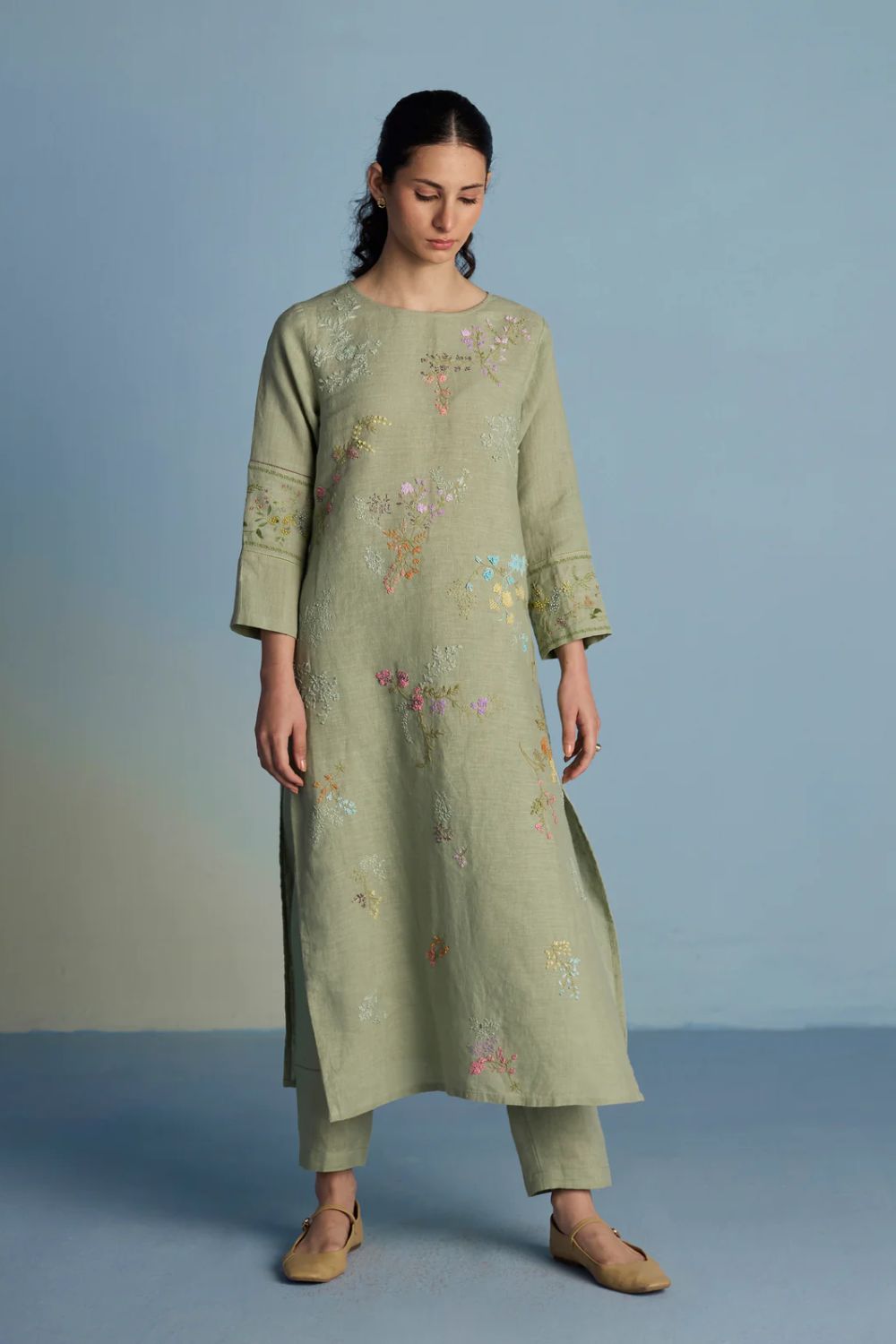 Emra Hand-Embroidered Linen Kurta - Mint