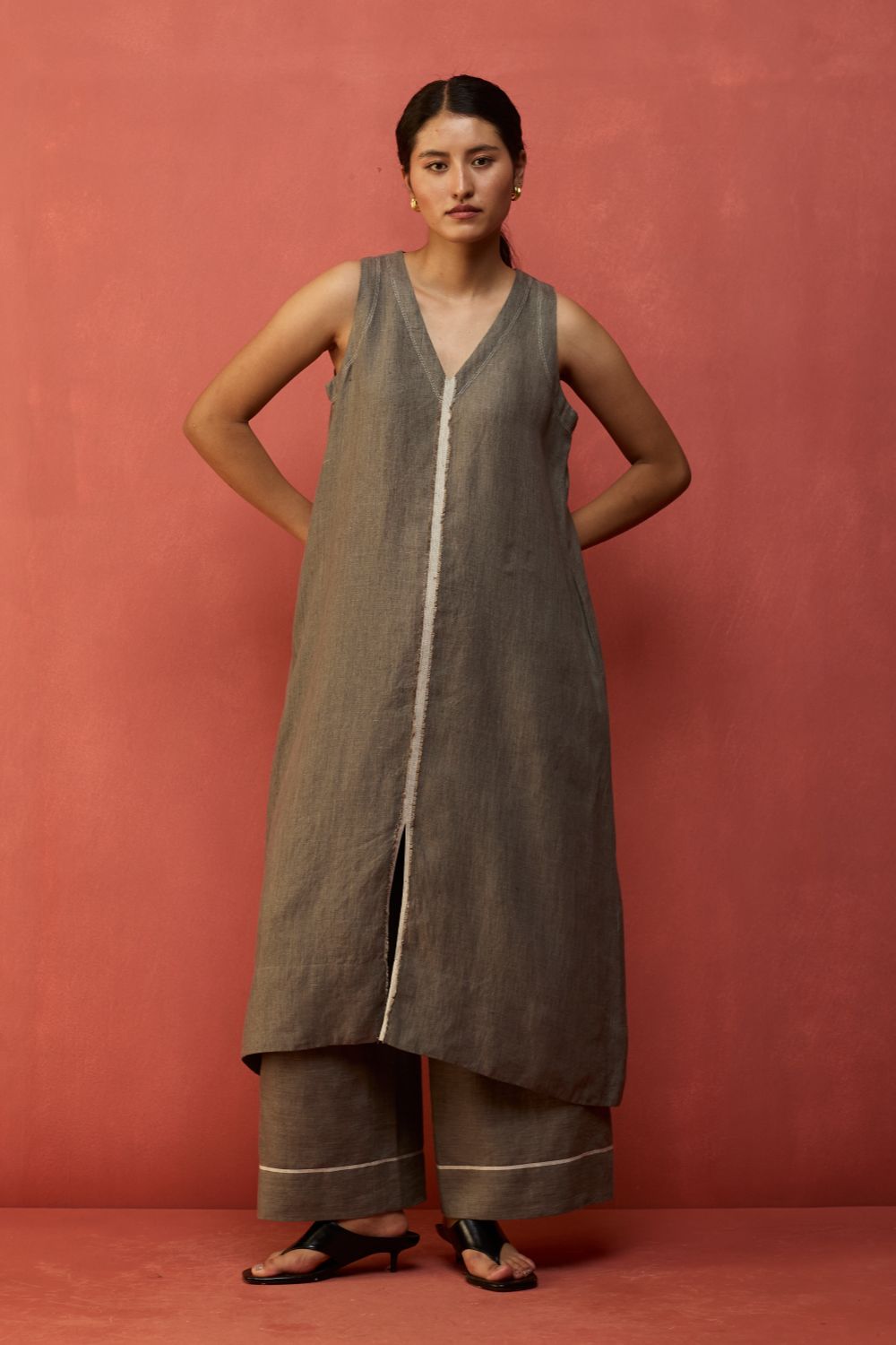 Rohe Sleeveless Linen Kurta Set - Grey