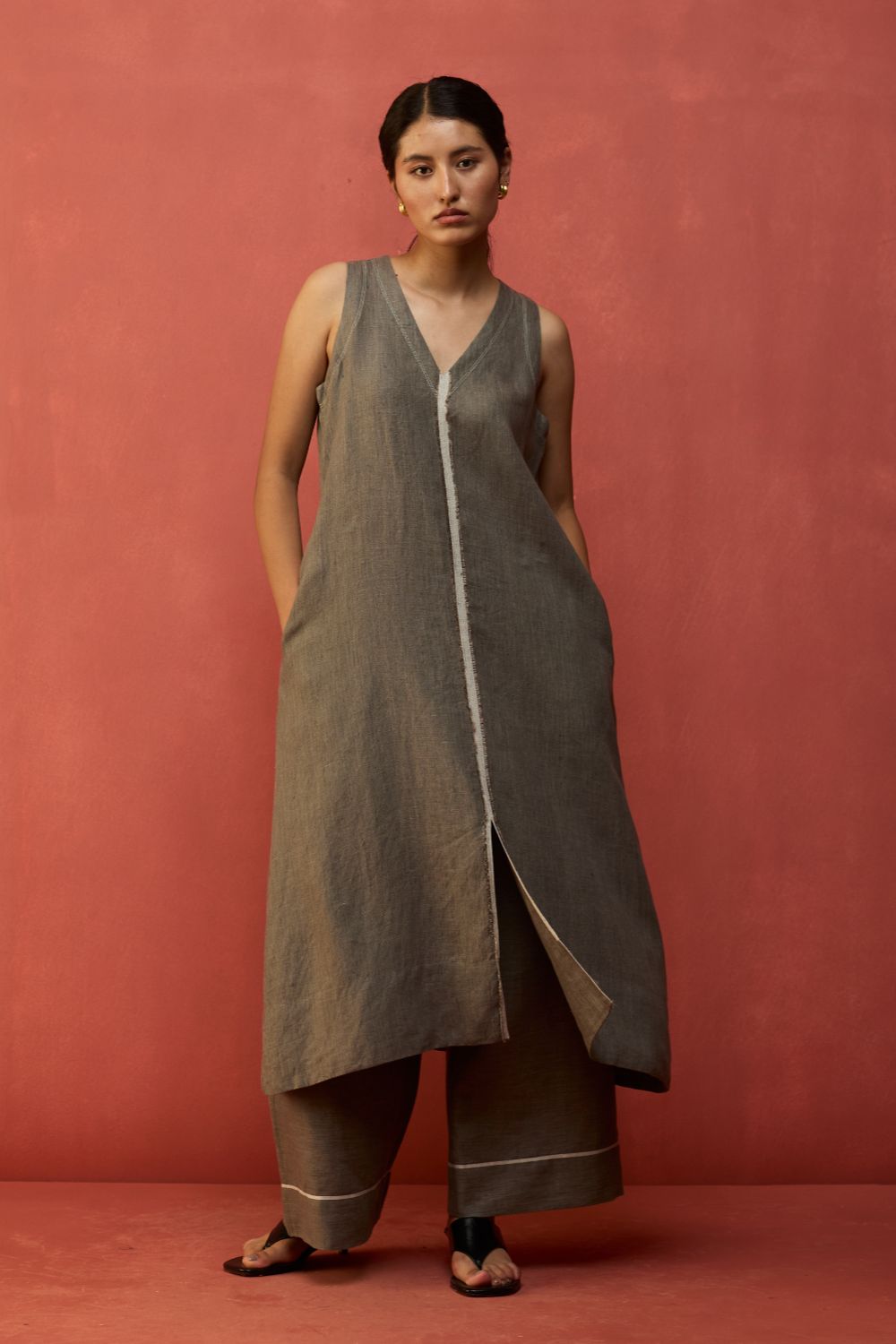 Rohe Sleeveless Linen Kurta Set - Grey