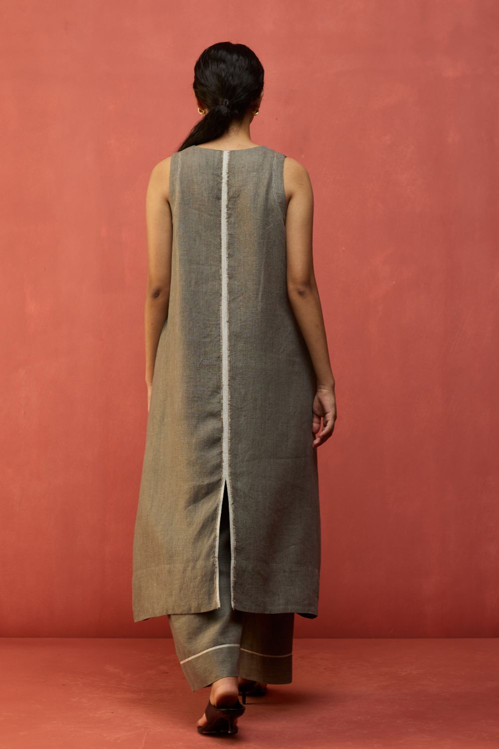Rohe Sleeveless Linen Kurta Set - Grey