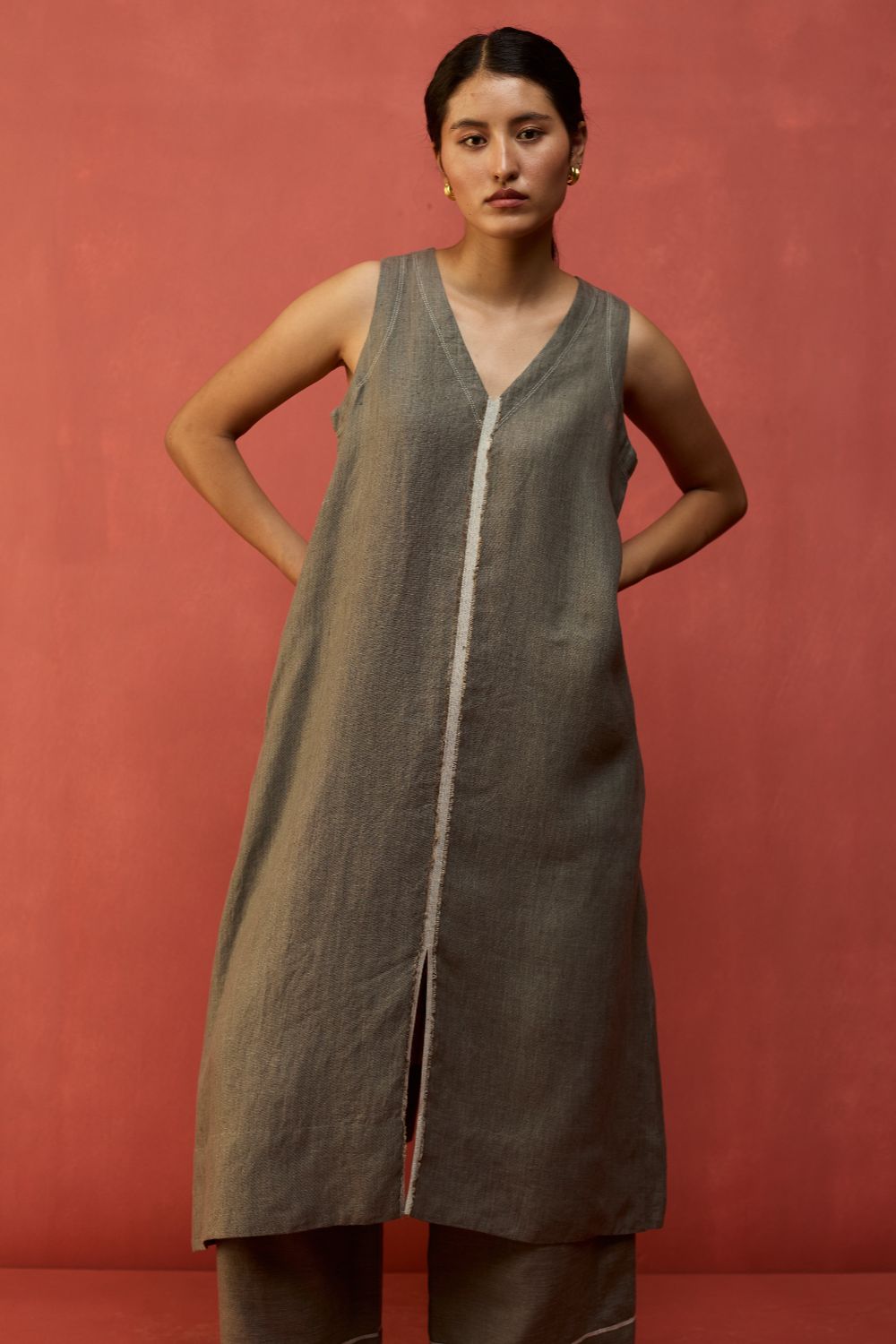 Rohe Sleeveless Linen Kurta Set - Grey