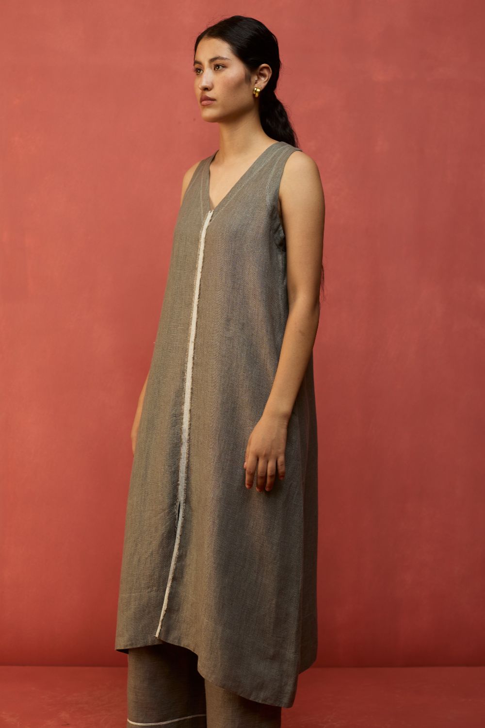 Rohe Sleeveless Linen Kurta Set - Grey