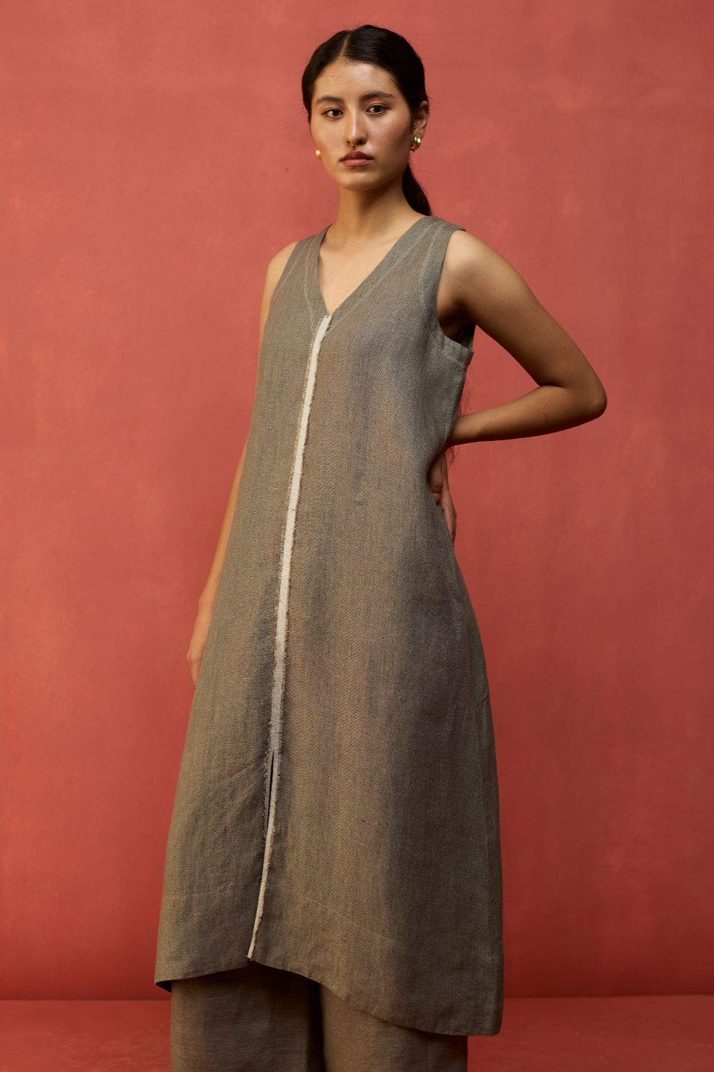 Rohe Sleeveless Linen Kurta Set - Grey