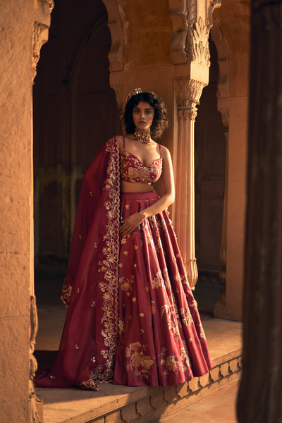 PH-2479 
Lehenga 
Blouse 
Jacket / Dupatta Set