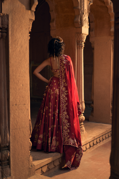 PH-2479 
Lehenga 
Blouse 
Jacket / Dupatta Set
