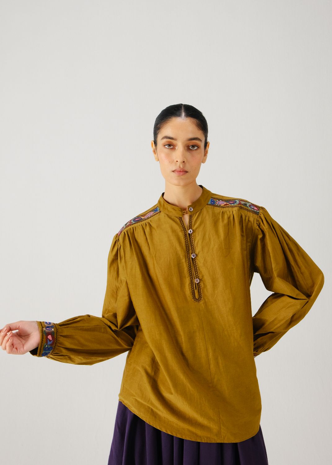 Peasant top-Olive band emb.