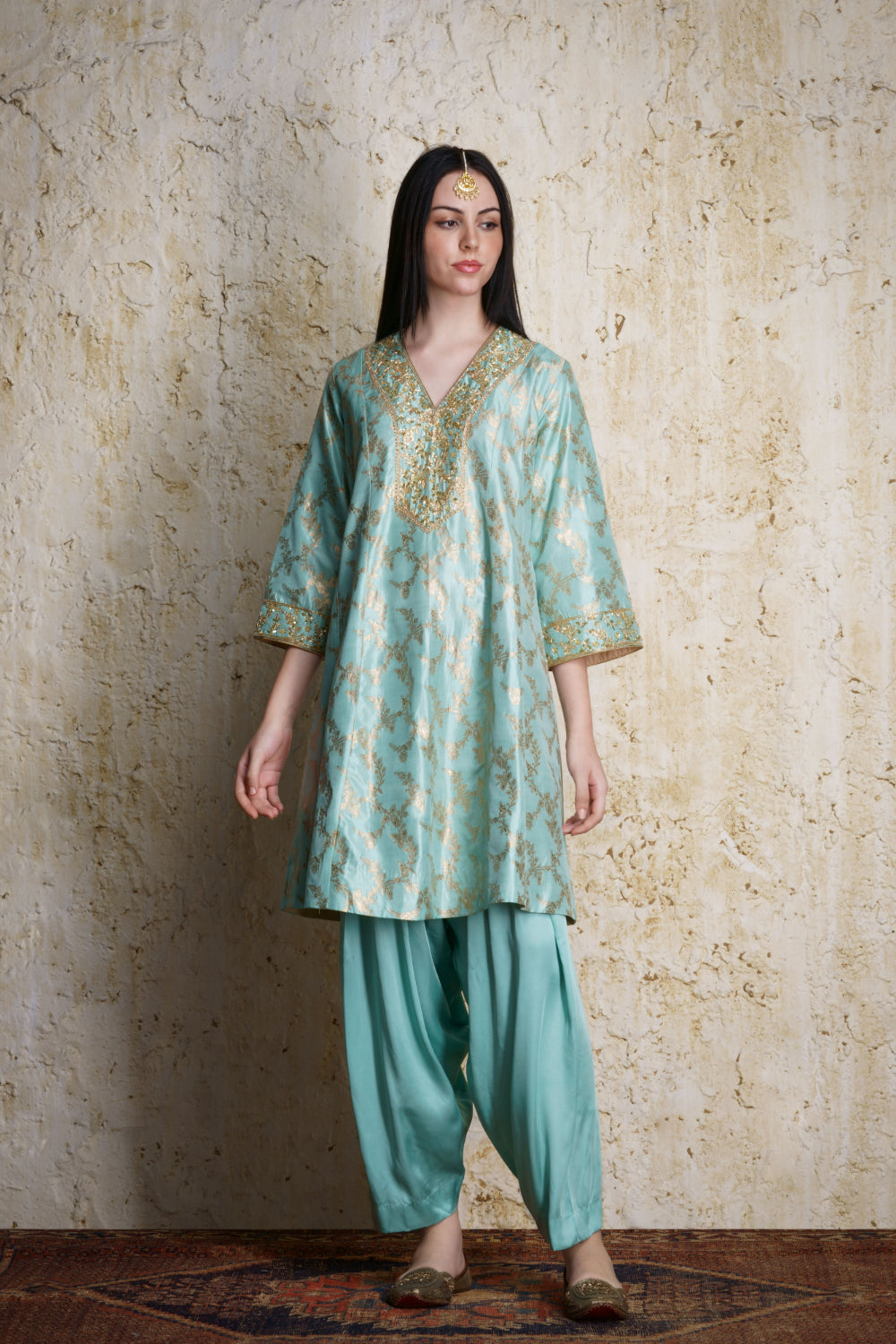 Asmaani aquamarine silk kalidar kurta