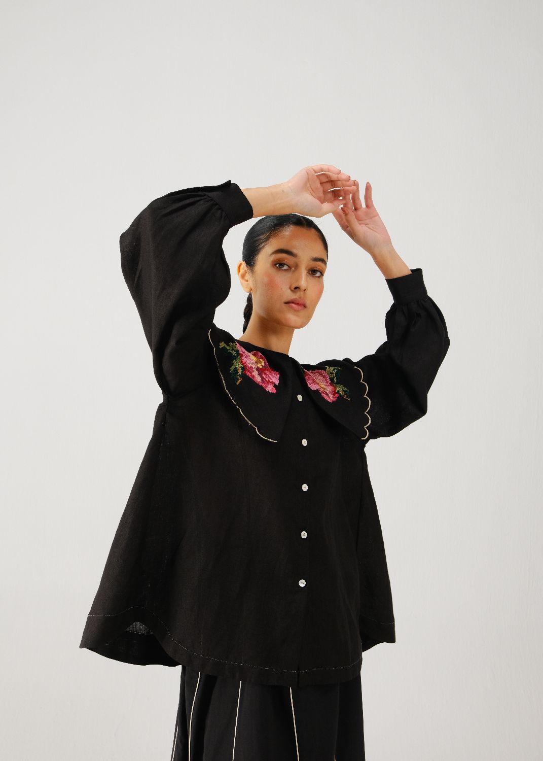 Julia top-Black rose emb.