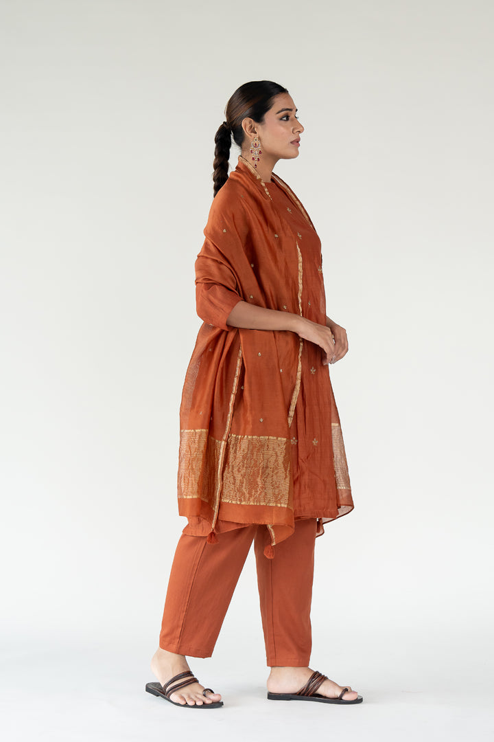 Ekra Kurta Set 
with Ayra Odhani-Rust