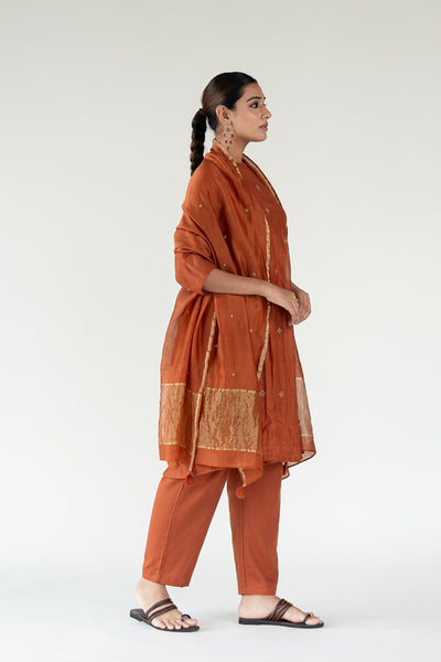 Ekra Kurta Set 
with Ayra Odhani-Rust