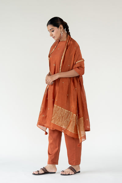 Ekra Kurta Set 
with Ayra Odhani-Rust