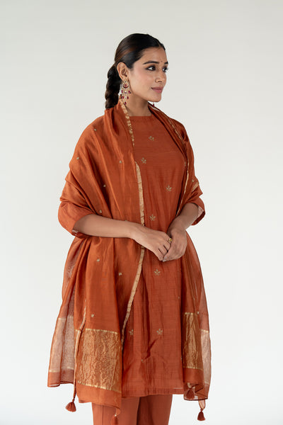 Ekra Kurta Set 
with Ayra Odhani-Rust