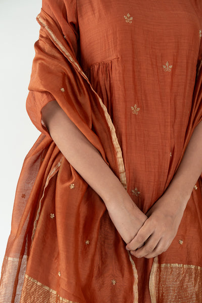 Ekra Kurta Set 
with Ayra Odhani-Rust