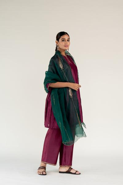 Zainab Kurta Set 
with Shama Odhani-Plum & Emerald