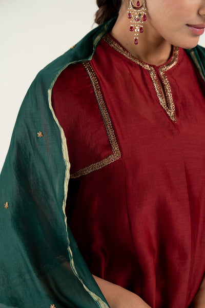 Zainab Kurta Set 
with Ayra Odhani-Maroon & Emerald