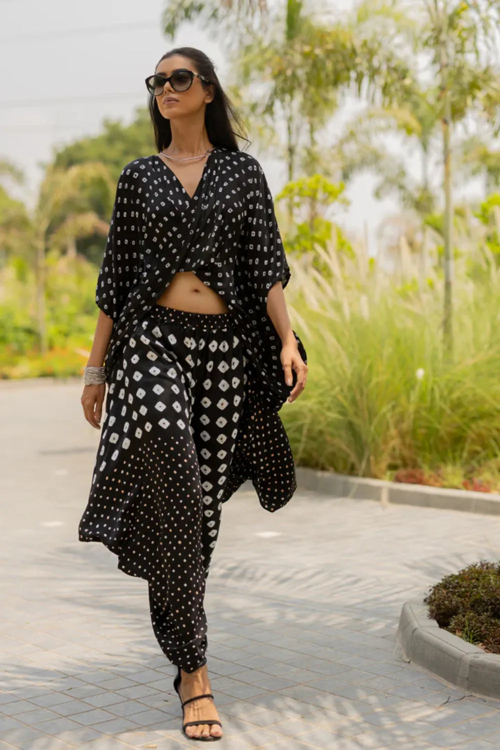 MOD DOTS TWIST TOP-BLACK