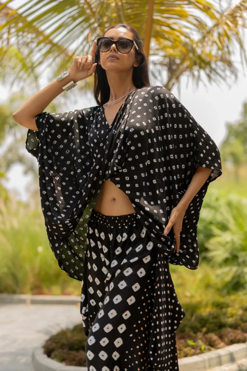 MOD DOTS TWIST TOP-BLACK