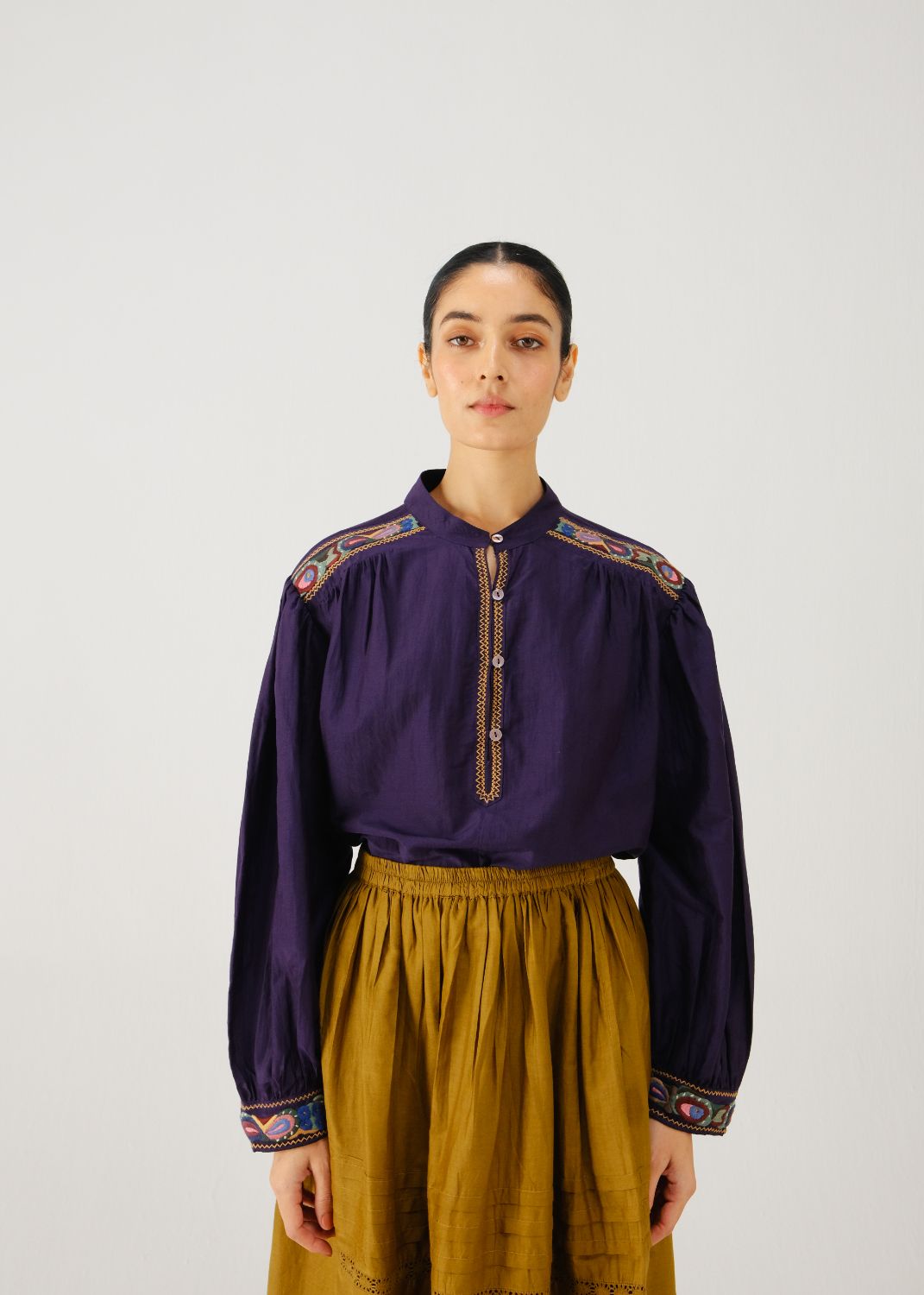 Peasant top-Ink band emb.