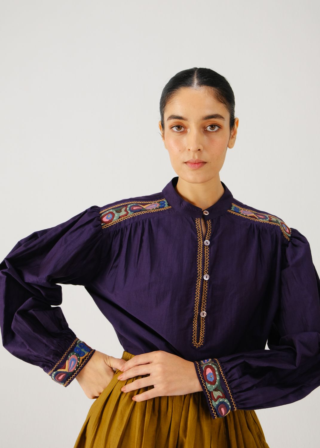 Peasant top-Ink band emb.