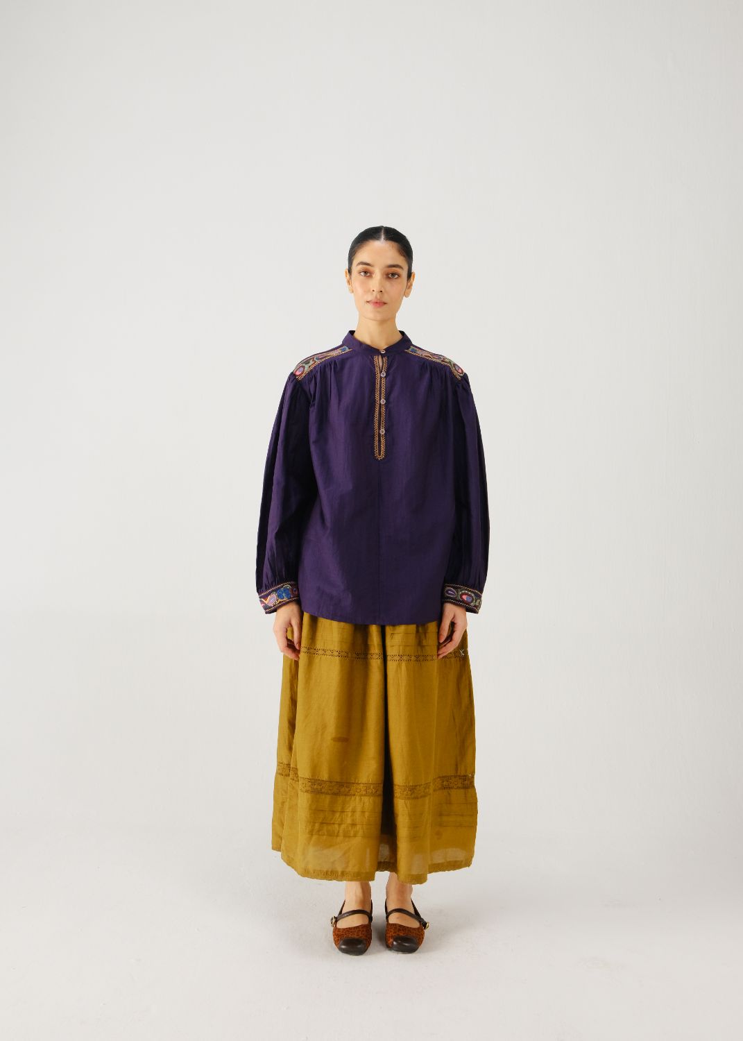 Peasant top-Ink band emb.