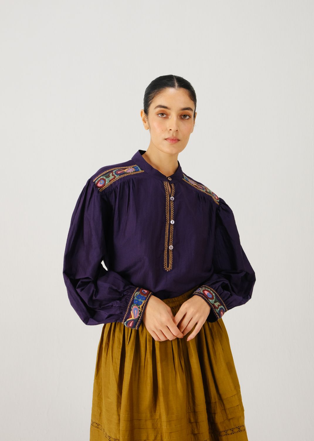 Peasant top-Ink band emb.