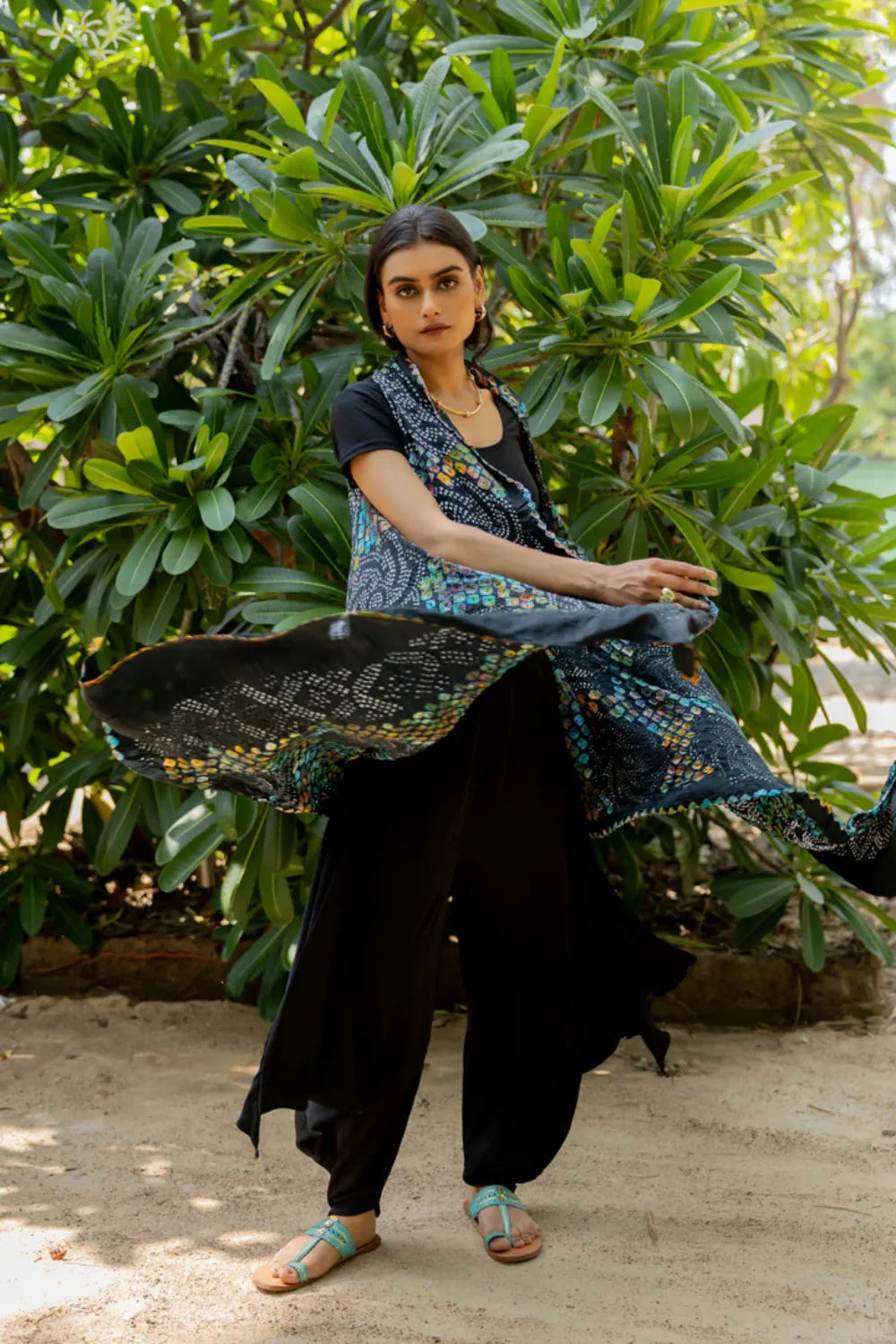 PINWHEEL SHRUG-BLACK