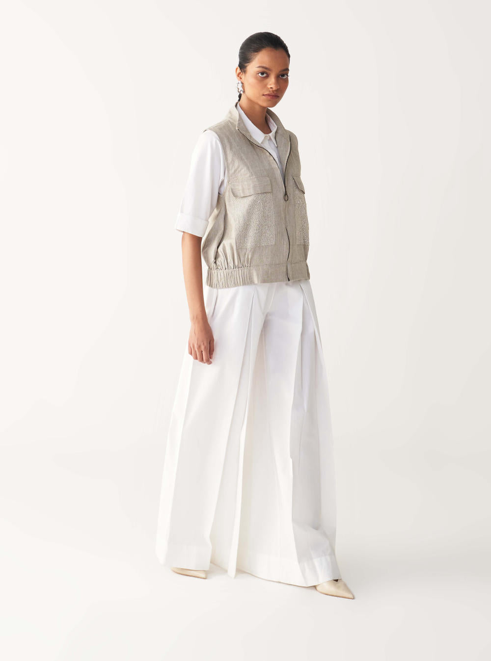 SLEEVELESS EMB. POCKET BOMBER -BEIGE