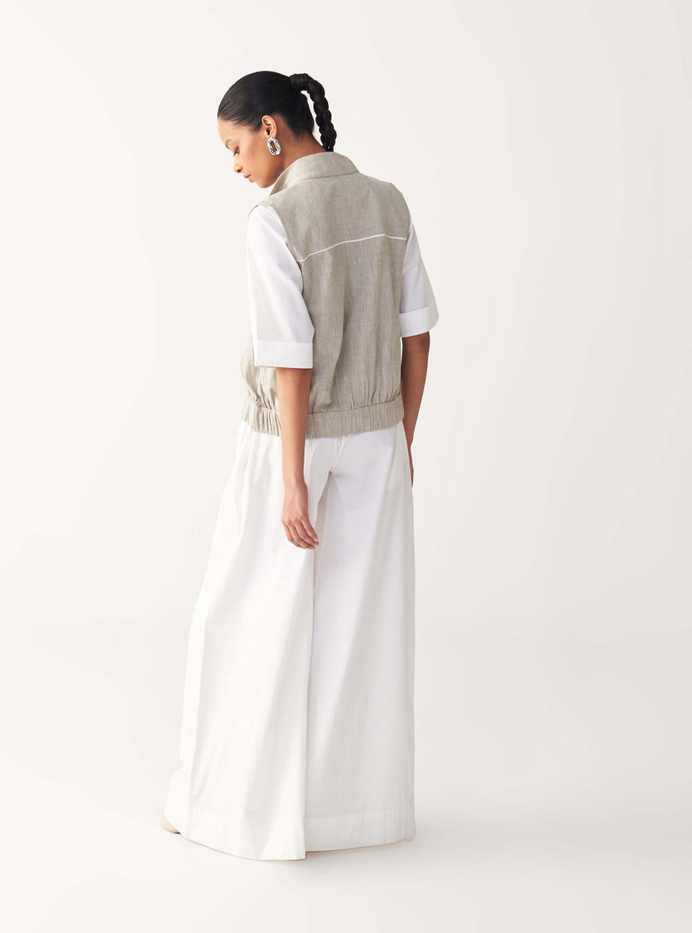 SLEEVELESS EMB. POCKET BOMBER -BEIGE