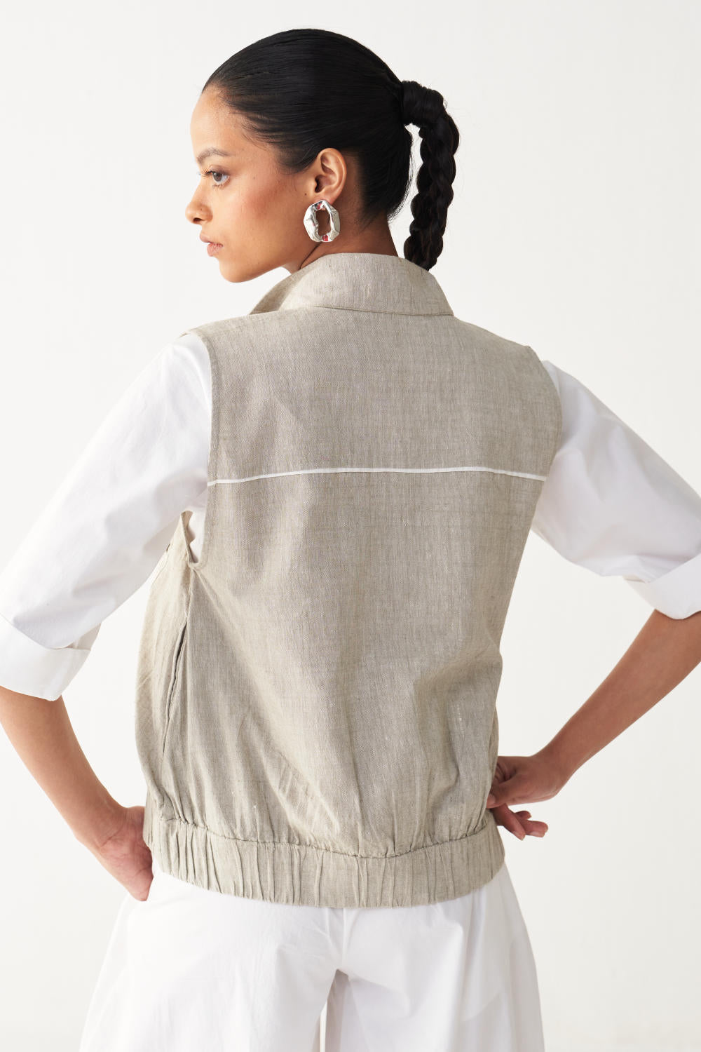 SLEEVELESS EMB. POCKET BOMBER -BEIGE