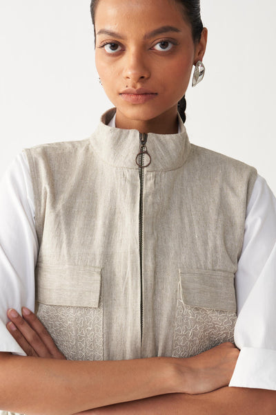 SLEEVELESS EMB. POCKET BOMBER -BEIGE
