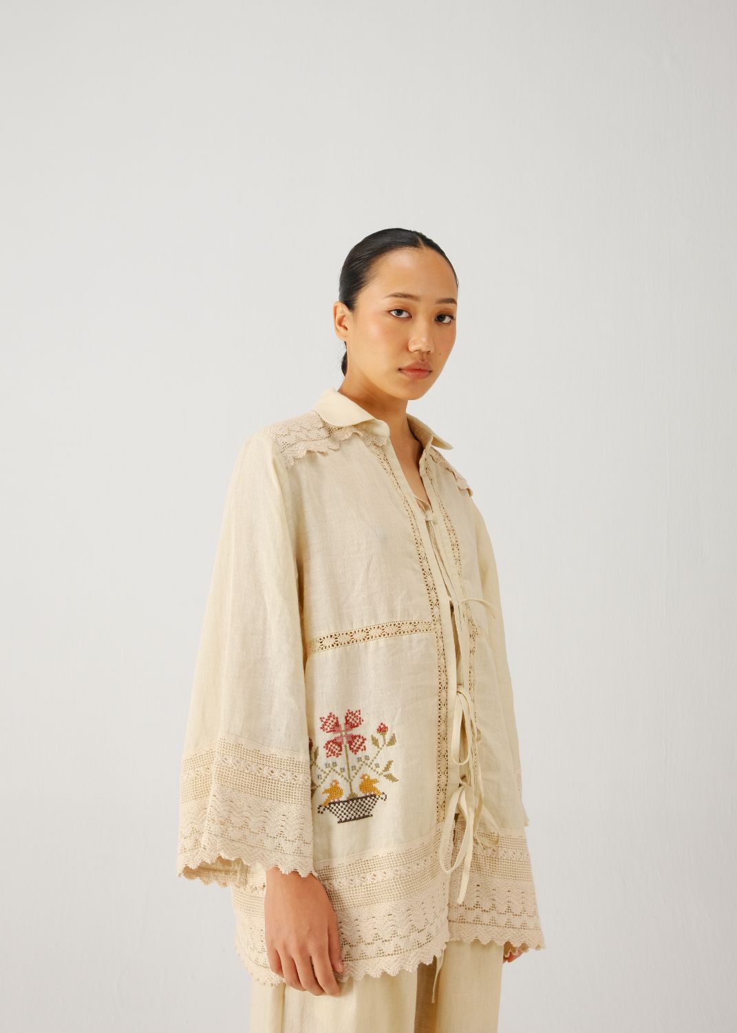 Tie up shirt-Ivory vase emb.