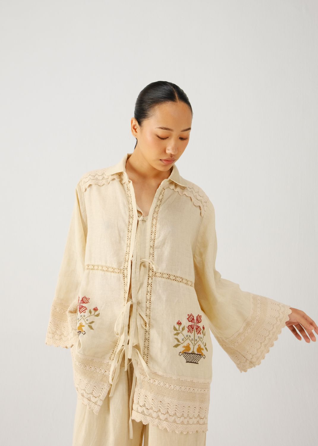 Tie up shirt-Ivory vase emb.