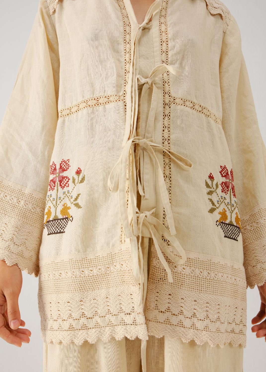 Tie up shirt-Ivory vase emb.