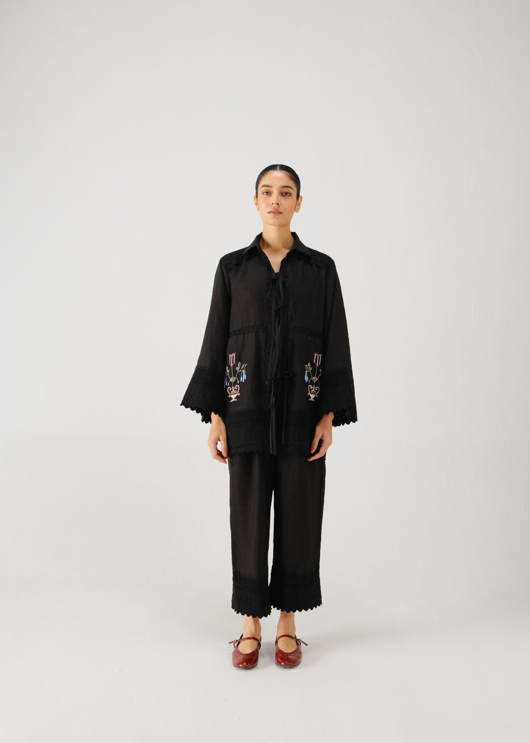 Tie up set-Black bead emb.