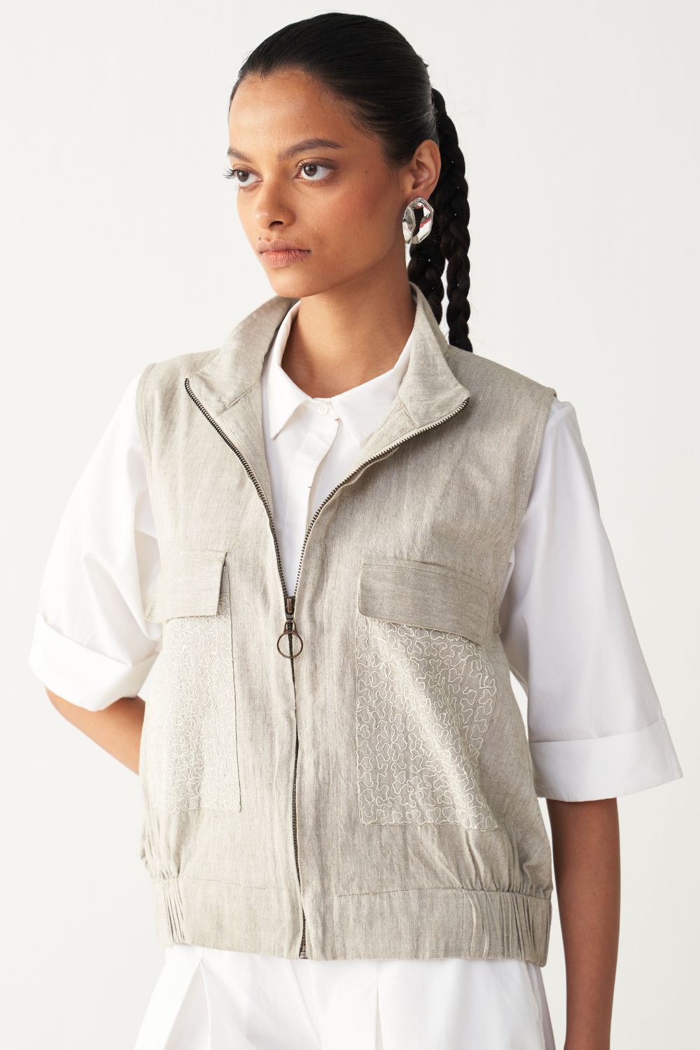 SLEEVELESS EMB. POCKET BOMBER -BEIGE