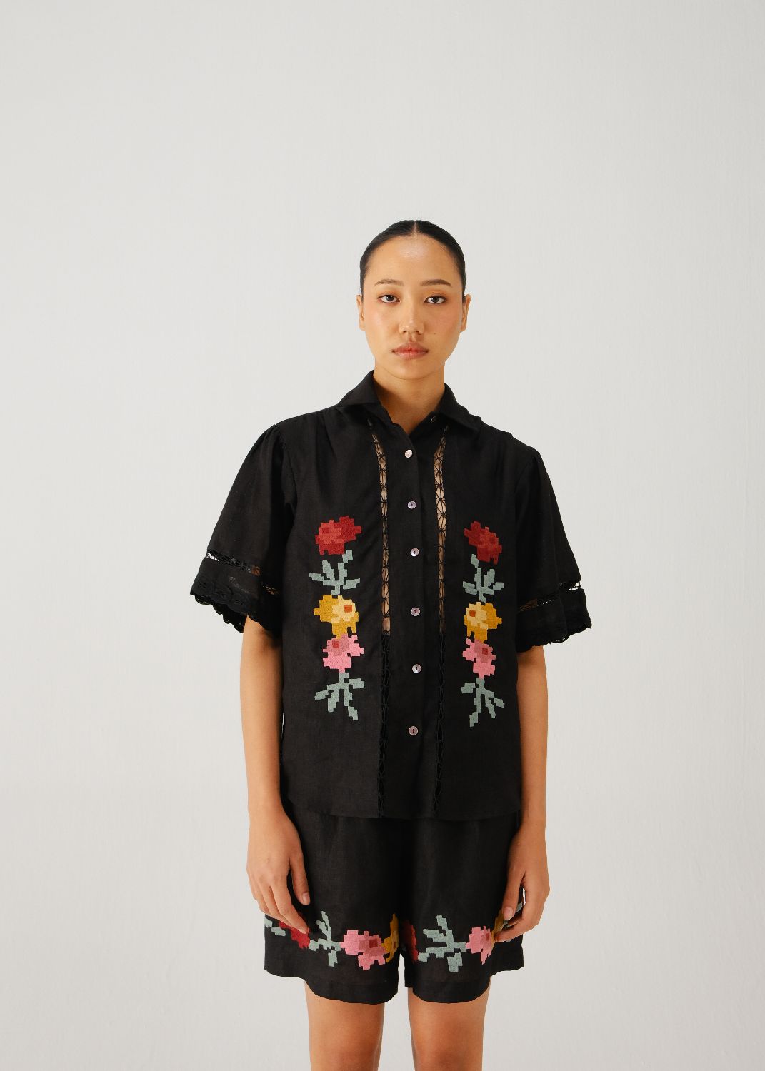 Wide leg shorts-Black pixel emb.