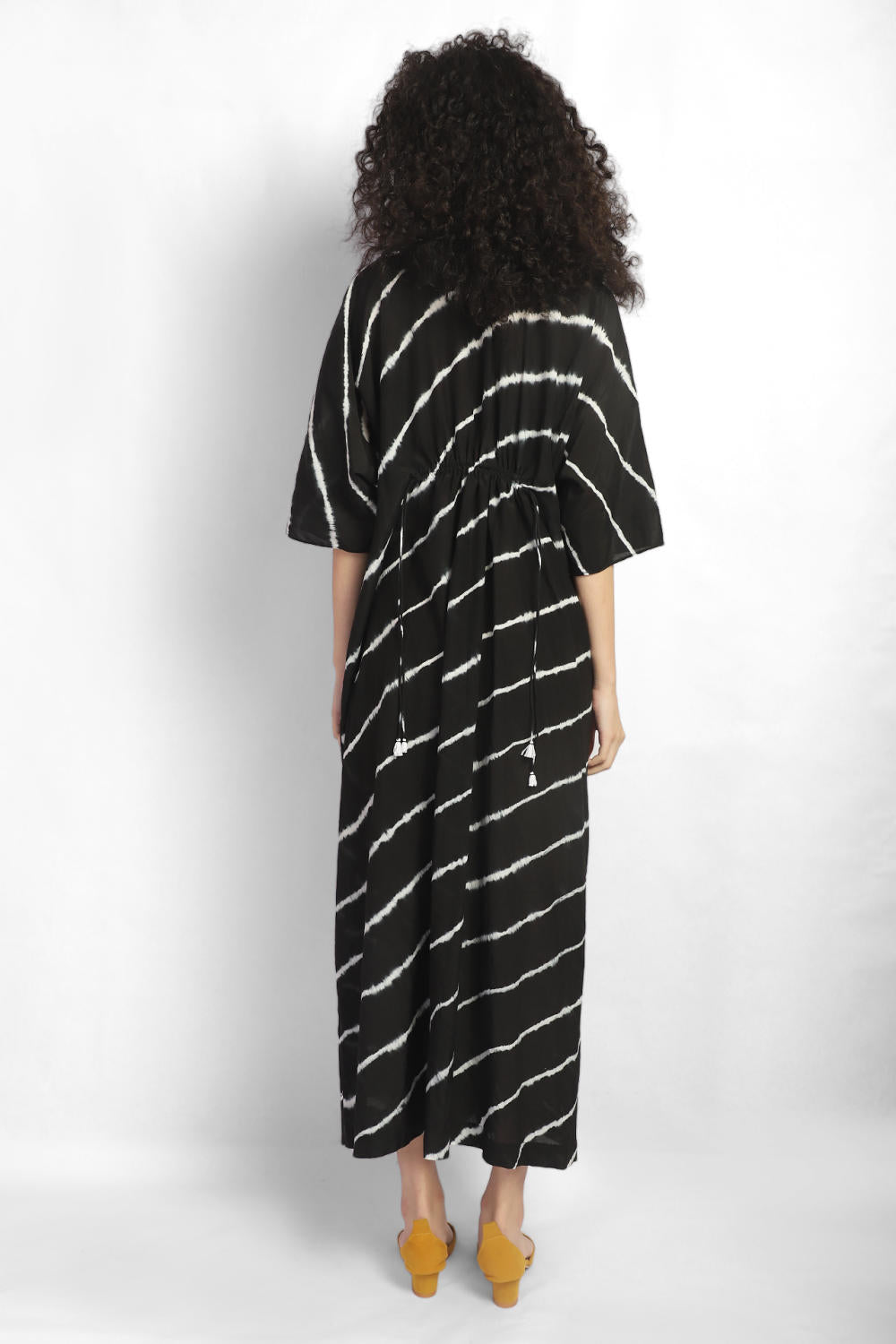 Embroidered leheriya kaftan-Black