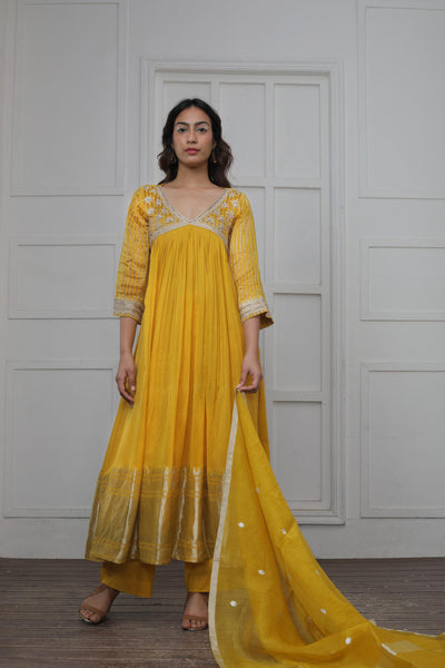 Banarsi Zari border Kathiawadi Embroidered V yoke Kurta with Solid pants and Butti dupatta