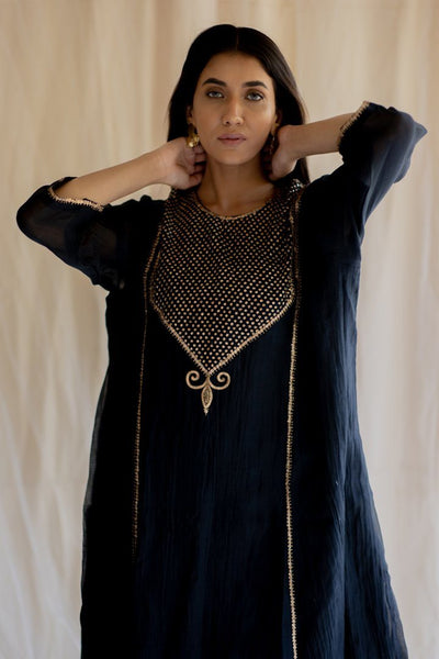 Black Fridaus Abho and Izaar Fashion Nirjara