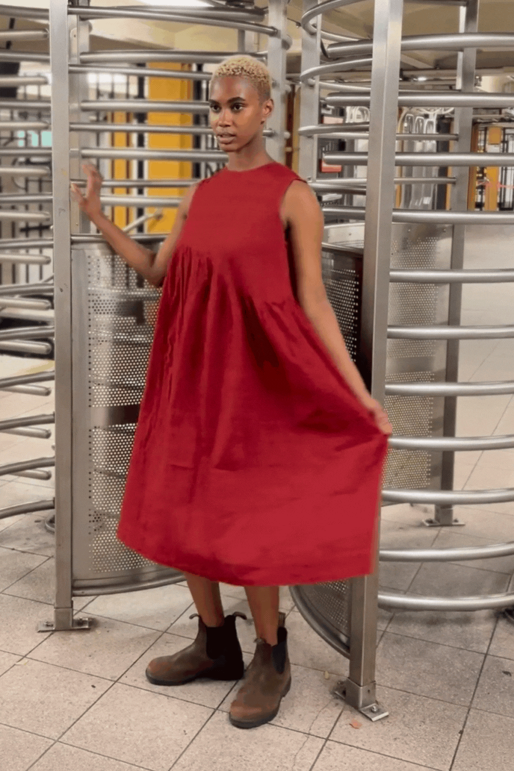 Red pleated midi dress - Red