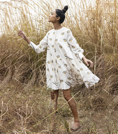 Field of Daisies Fashion Khara Kapas
