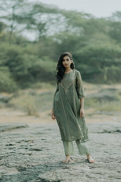 Olive Firdaus Abho and Izaar Fashion Nirjara